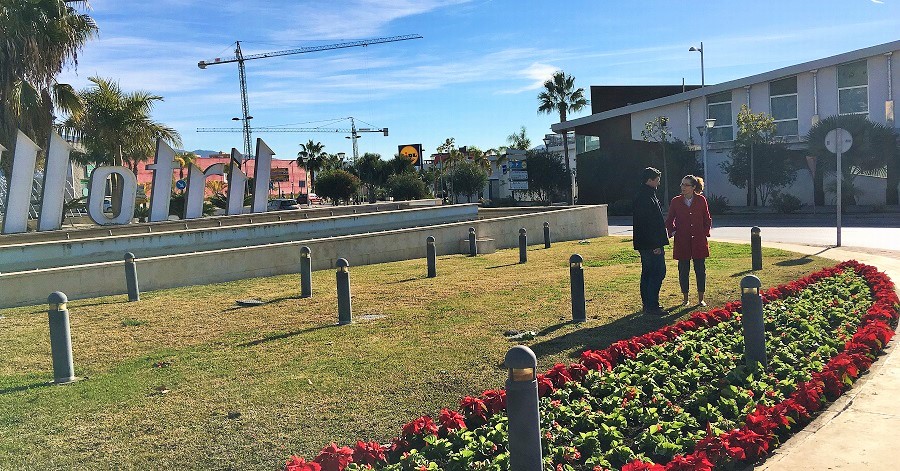 Gloria Chica en la rotonda de entrada a Motril frente a Alcampo donde se han plantado pascueros