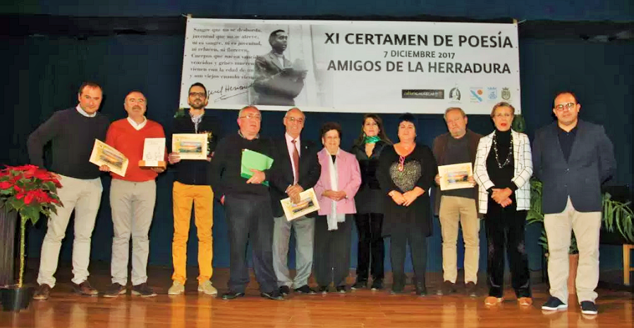 José Manuel Martín Portales recogió su premio del Certamen de Poesía Amigos de La Herradura