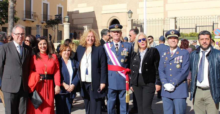 La alcaldesa y miembros del equipo de Gobierno con el General García Hernández y el Comandante Zapata