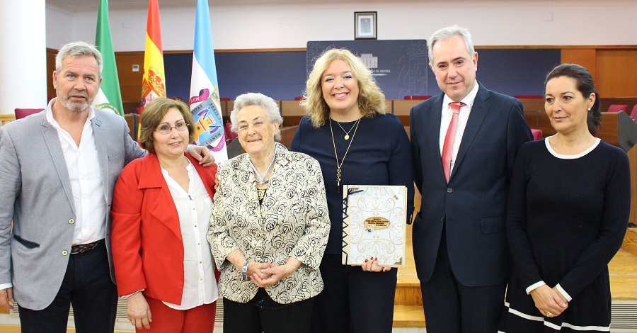 Motril reconoce la labor docente de María Hens Lorente con la concesión de la Medalla de Oro de la Ciudad