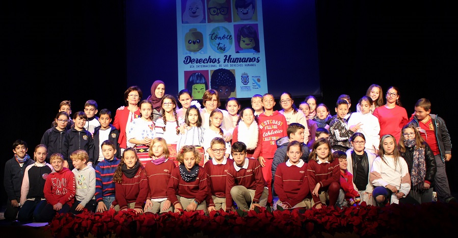 Niños y niñas de Primaria de celebran el Día de los Derechos Humanos
