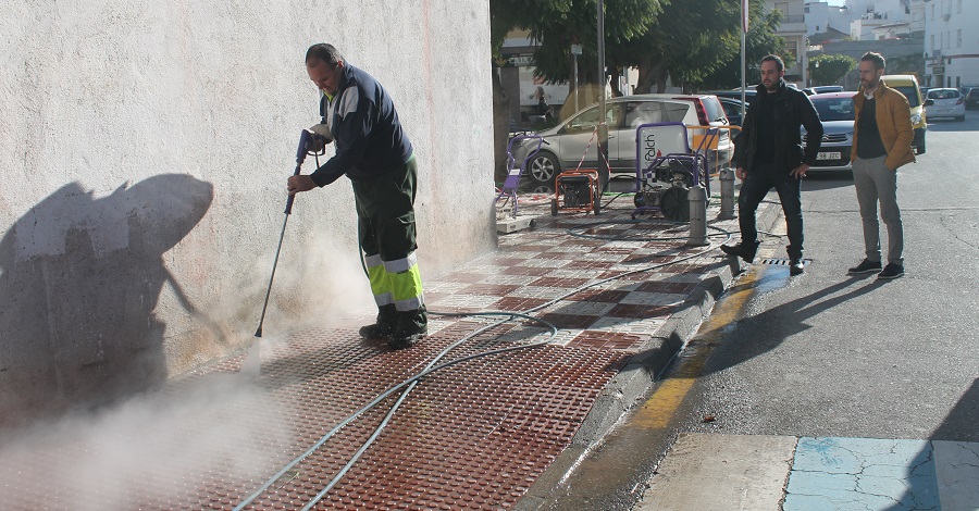 Salobreña recupera el pavimento del acerado de su centro comercial