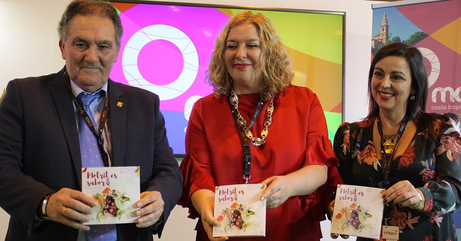 Antonio Escámez, Flor Almón y Alicia Crespo (izq) presentan la guía gastronómica de Motril en Fitur 2018