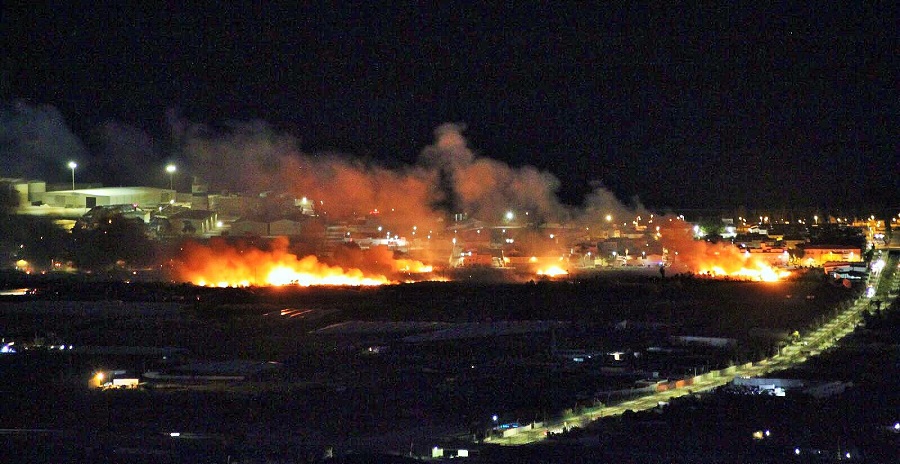 Bomberos, Policía Local y Protección Civil de Motril en la extinción del incendio junto al anejo de Santa Adela