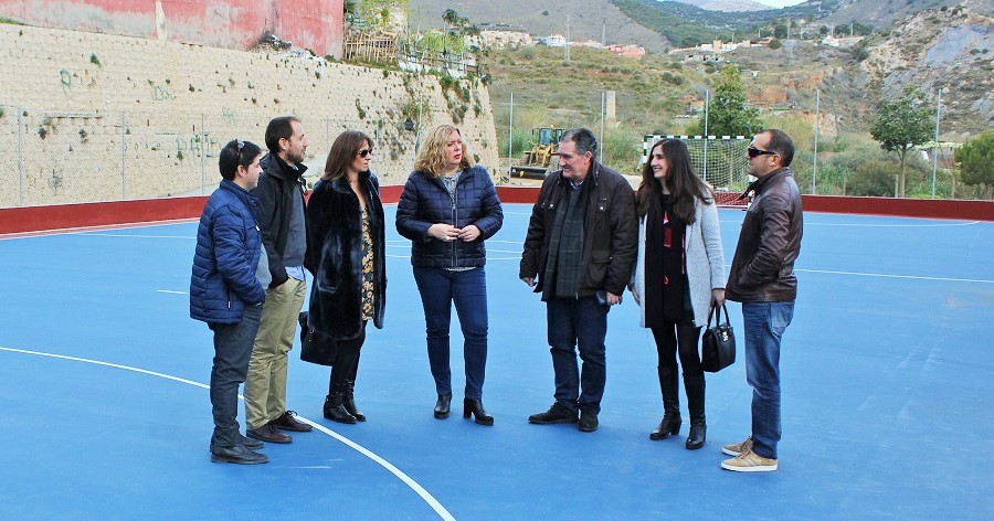 La alcaldesa de Motril y el teniente de alcalde de Urbanismo visitan la pista deportiva de San Antonio reformada con Estrategia DUSI cofinanciada por fondos FEDER de la UE
