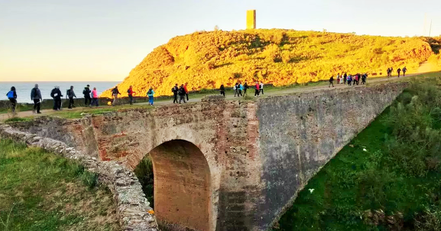 Senderistas sexitanos recorrieron la ruta entre Almayate y El Palo, en Málaga