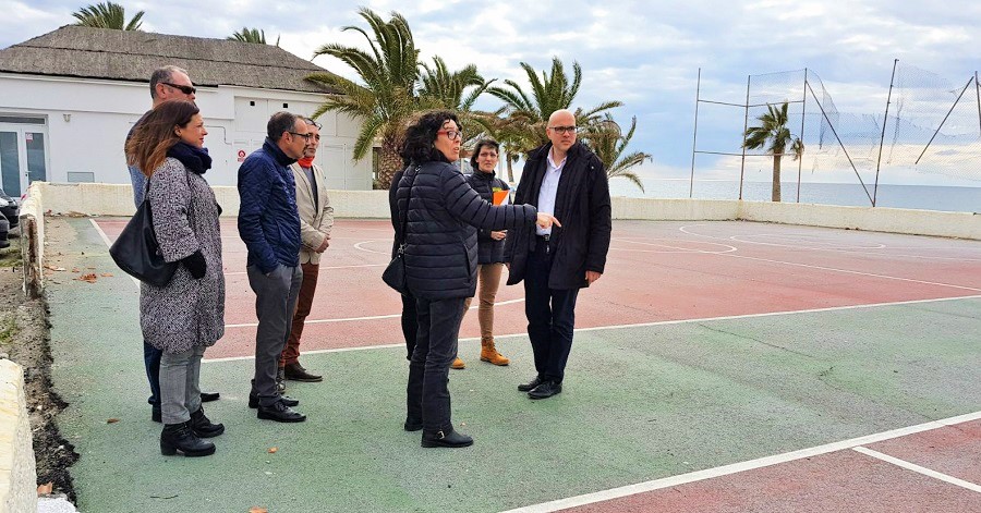 Ciudadanos denuncia el lamentable estado de la pista polideportiva de la playa de La Herradura