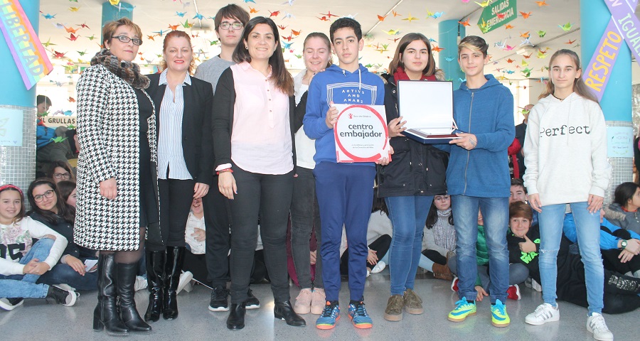 El IES Nazarí recibe el reconocimiento de la ONG Save the Children