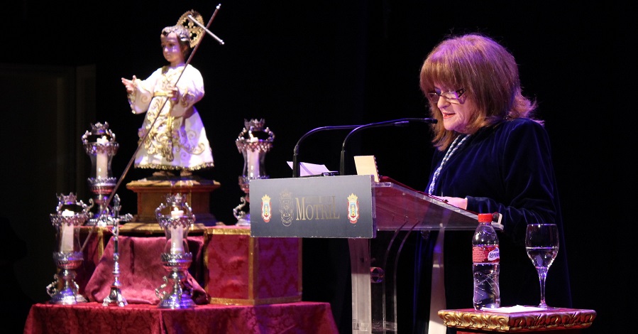 El Pregón Oficial de Mª Jiménez Muriel emociona al público del Teatro Calderón