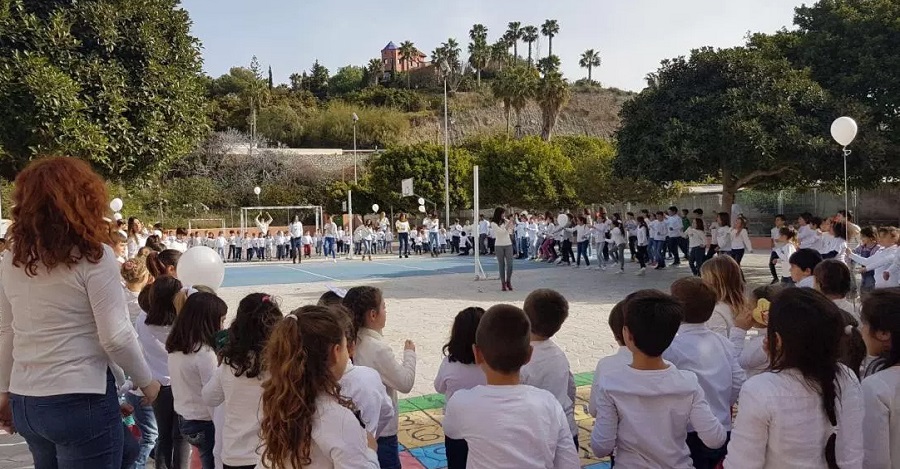 Entrega de premios a alumnos de Primaria de Almuñécar destacados en el certamen 'Pon color a tus derechos'