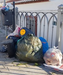 Gustavo Aybar critica que haya bolsas de basura que pasan hasta más de 5 días sin ser recogidas en el Casco Antiguo
