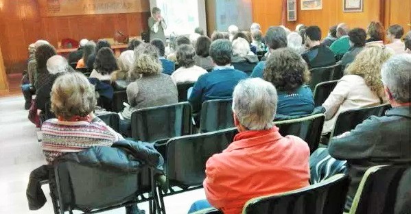 Interesante conferencia sobre 'Herencia y determinismo genético en humanos' de la profesora de la UGR Esther Viseras