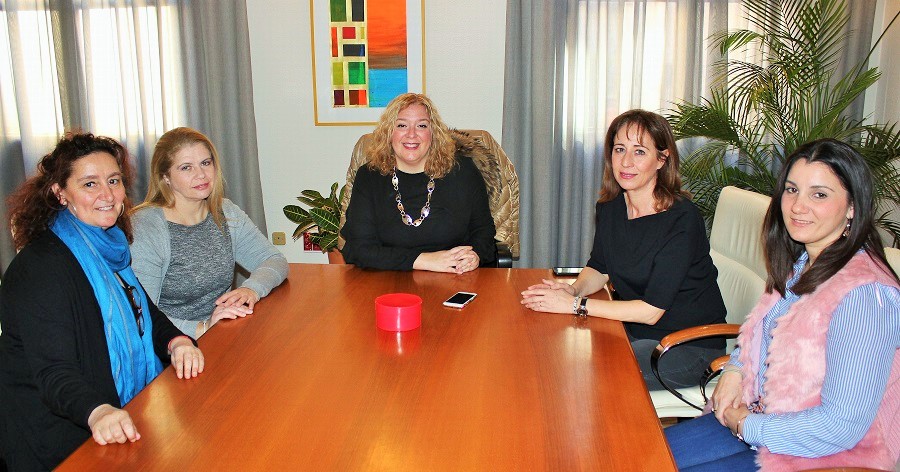 La alcaldesa de Motril, Flor Almón (centro), en la reunión mantenida con representantes de CCOO
