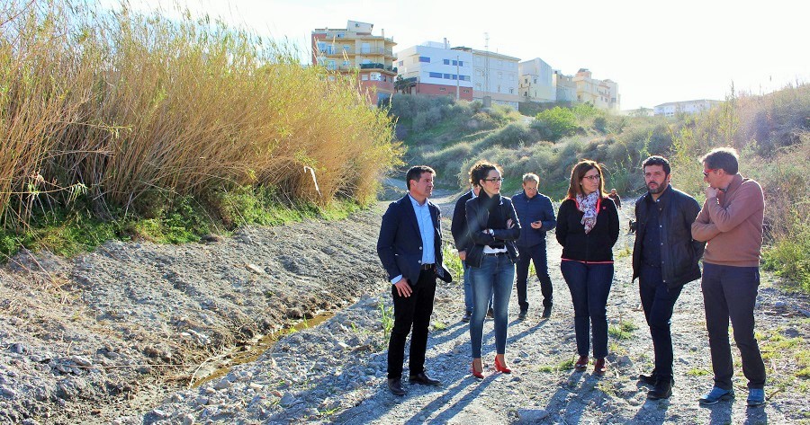 La Junta realiza trabajos de limpieza en la Rambla de los Álamos