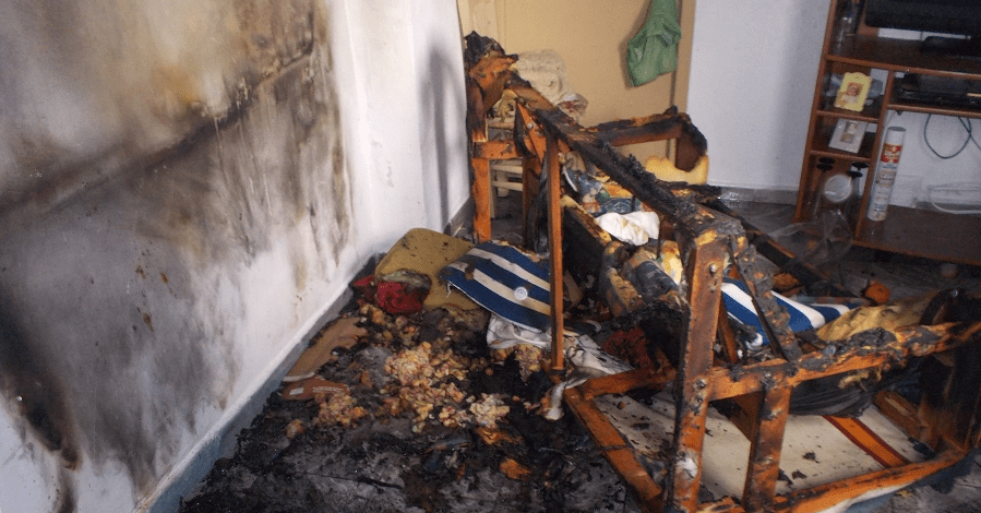 Los Bomberos de Almuñécar rescatan a dos personas mayores afectas por un incendio en una vivienda.png