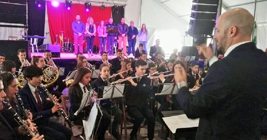 Manifiesto, izado de bandera al son del himno y pasodobles para conmemorar el Día de Andalucía en Salobreña
