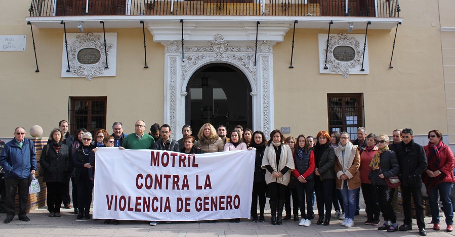 Momento del Minuto de silencio a las puertas del Ayuntamiento de Motril