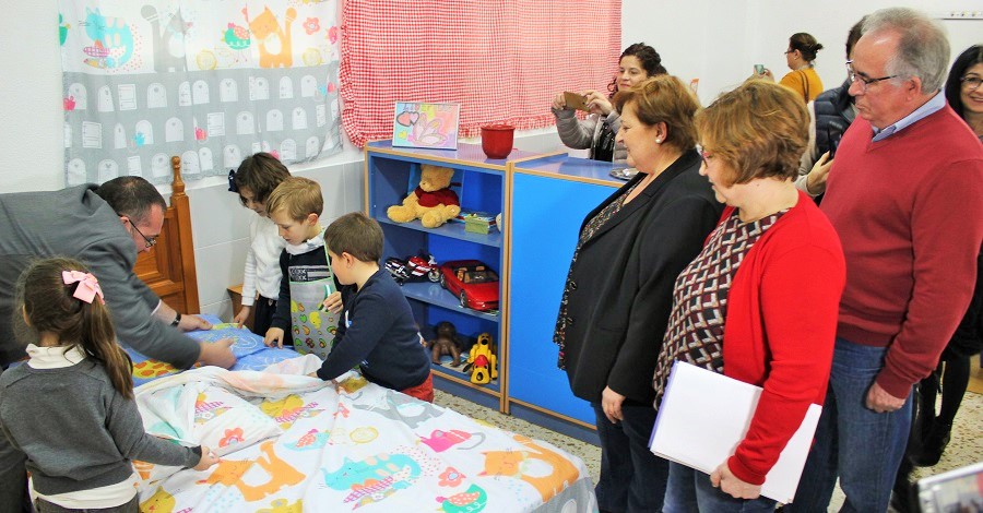 Alumnos de Motril se conciencian sobre el reparto de los trabajos del hogar en ‘La Casita de la Igualdad_