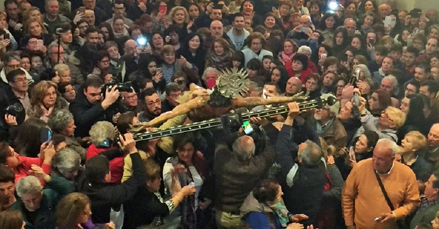 Órgiva “baja” a su Cristo para sacarlo este viernes en procesión