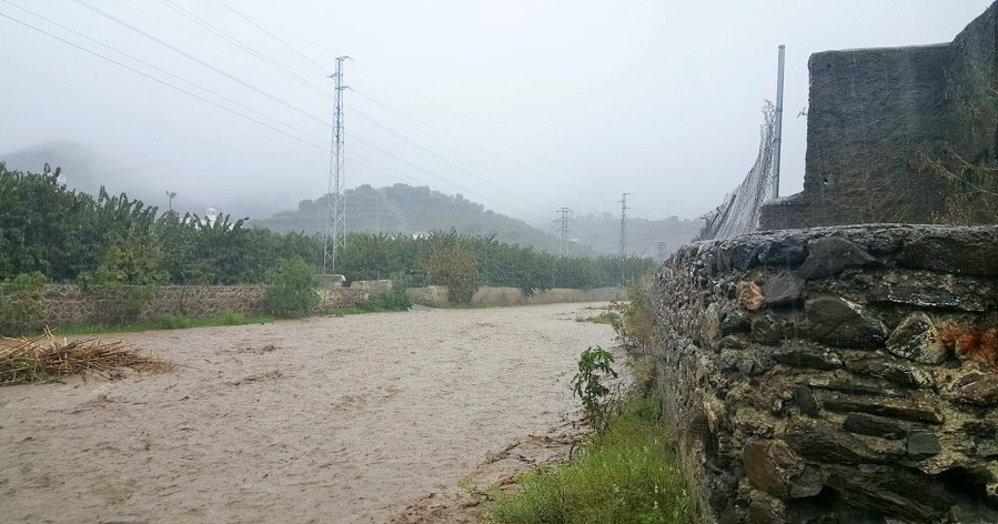 Caudal del río Verde cruzando la vega de Almuñécar