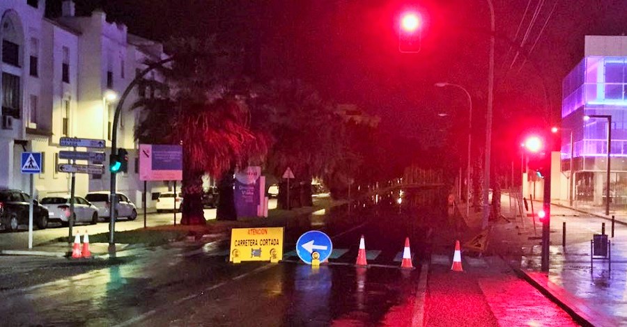 Cortado al tráfico un tramo de la carretera de la Celulosa de Motril