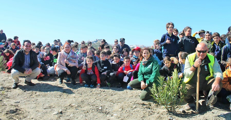 Escolares de la Villa plantan árboles en el Parque Fluvial