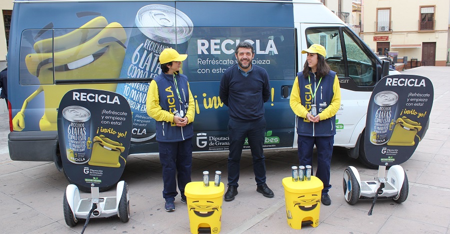 La campaña ‘Recicla y Respira_ sensibiliza en Motril acerca del reciclaje de envases ligeros en el contenedor amarillo