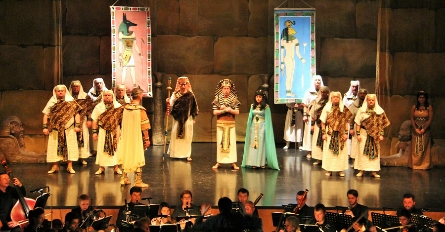 La Casa de la Cultura de Almuñécar se llenó para ver la ópera Aida de Verdi