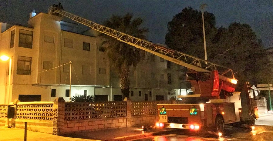 Los bomberos achican agua en la zona sur de Motril y extinguen dos incendios, uno en Motril y otro en Salobreña