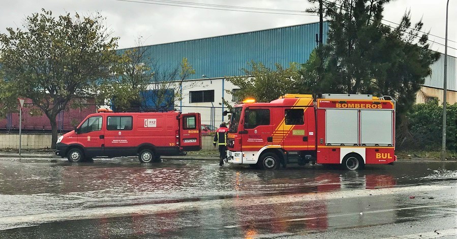 Los Bomberos de Motril tratan de achicar el agua embalsada en la rotonda de entrada del polígono de Alborán