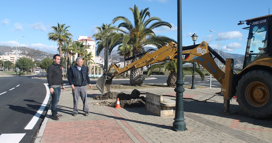 Medio Ambiente mejora las zonas verdes del vial de la playa de Salobreña