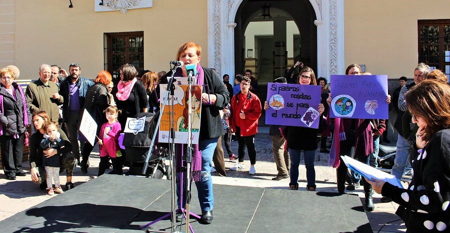 Motril reivindica la verdadera igualdad entre hombres y mujeres con una masiva concentración frente al Ayuntamiento