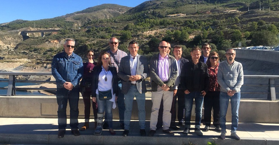 Representantes de Ciudadanos en una concentración de apoyo a las conducciones de la Presa de Rules