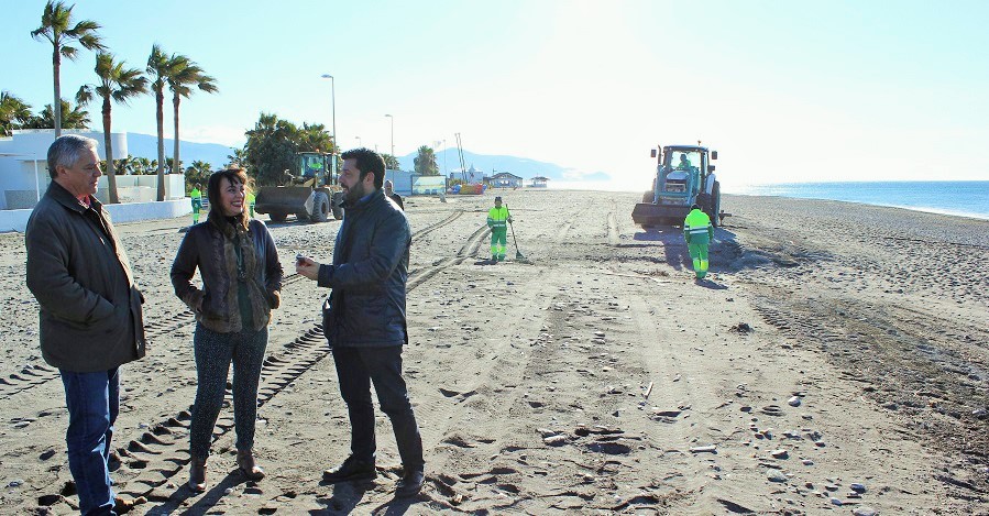 Un dispositivo especial trabaja intensamente en las playas motrileñas para que estén listas en Semana Santa