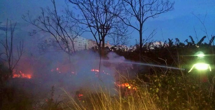 Bomberos de Almuñécar sofocaron un incendio en la zona de Costa Banana