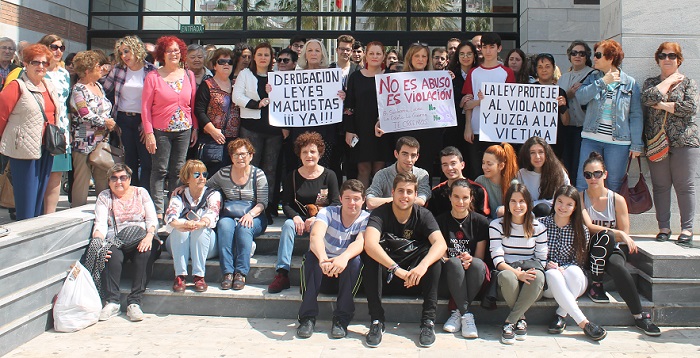 Decenas de personas se manifiestan en Salobreña contra la sentencia judicial de 'La manda'.jpg