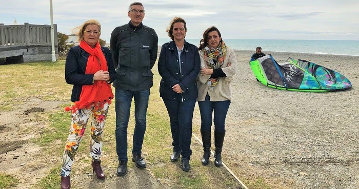El PP propone crear carriles de nado para deportistas en la playa de Motril