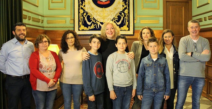 Foto de familia recepción alcaldesa Motril alumnos Cardenal Belluga.jpg