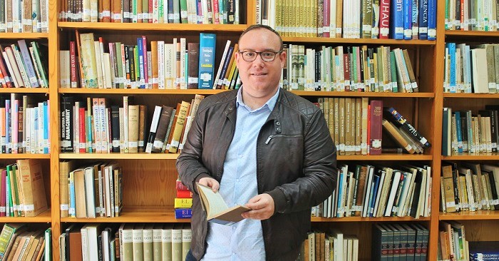 Manuel Guirado en la biblioteca municipal de Salobreña