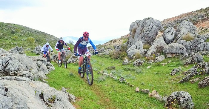 Más de 300 ciclistas disputan la media maratón MTB Cumbres del Polje