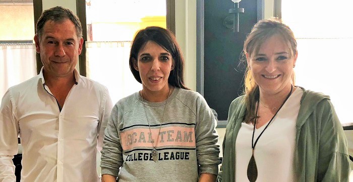 Miembros de Cs Motril junto a la responsable de la asociación Olvidados