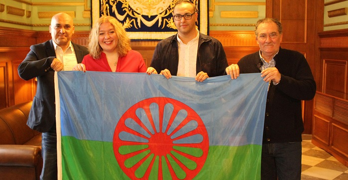 Motril iza la bandera Romaní en conmemoración del Día Internacional del Pueblo Gitano