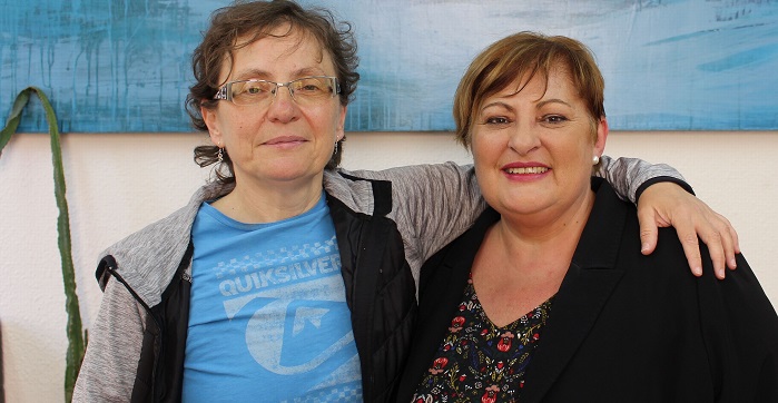 Susana Feixas (drcha) con la profesora encargada del taller de Atención Grupal