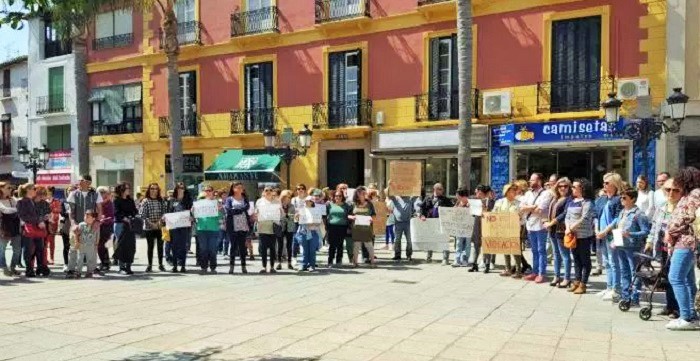 Un grupo de personas se concentra en Almuñécar indignadas por la sentencia de 'La Manada'