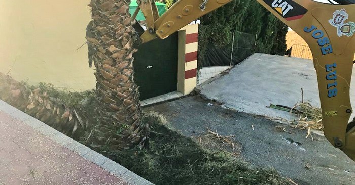 El PP de Salobreña critica la retirada de una jardinera en una calle de La Caleta que hacía de barrera frente a un talud.jpg