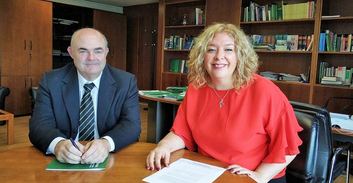 Flor Almón junto al director general de Administración Local, Juan Manuel Fernández.jpg