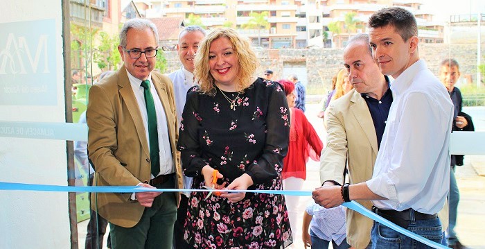 La exposición por el 55 aniversario de Torraspapel muestra parte de la historia contemporánea de Motril