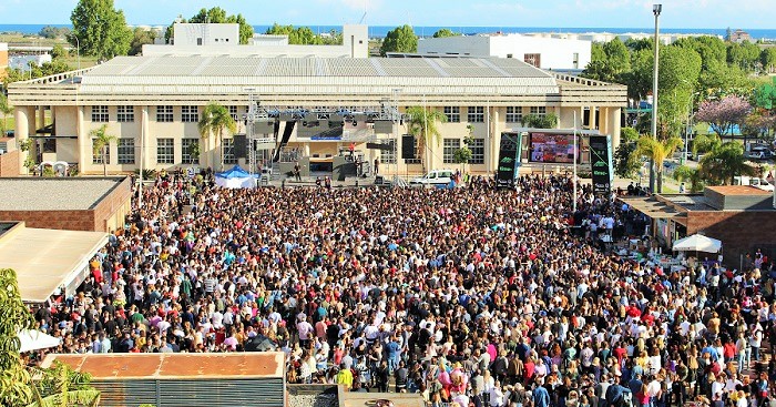 La Tentación reúne en la plaza de la Coronación de Motril a miles de personas en un concierto inolvidable