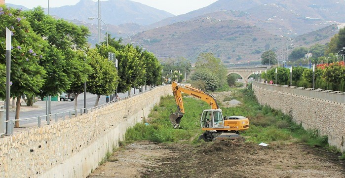 Limpieza del caude del río Verde en Almuñécar