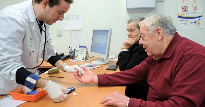 Mejoras para los profesionales sanitarios que permanezcan en puestos de difícil cobertura, acuerdan SAS y sindicatos